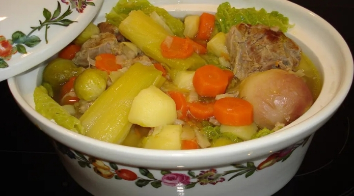 Flemish hochepot or Dutch hutsput soups