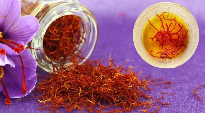 Why is saffron so expensive? Real threads vs water test comparison.