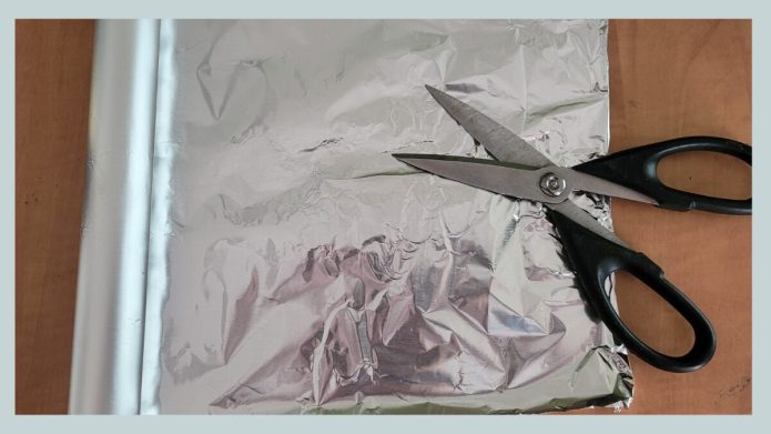 aluminum foil with kitchen shears / scissors